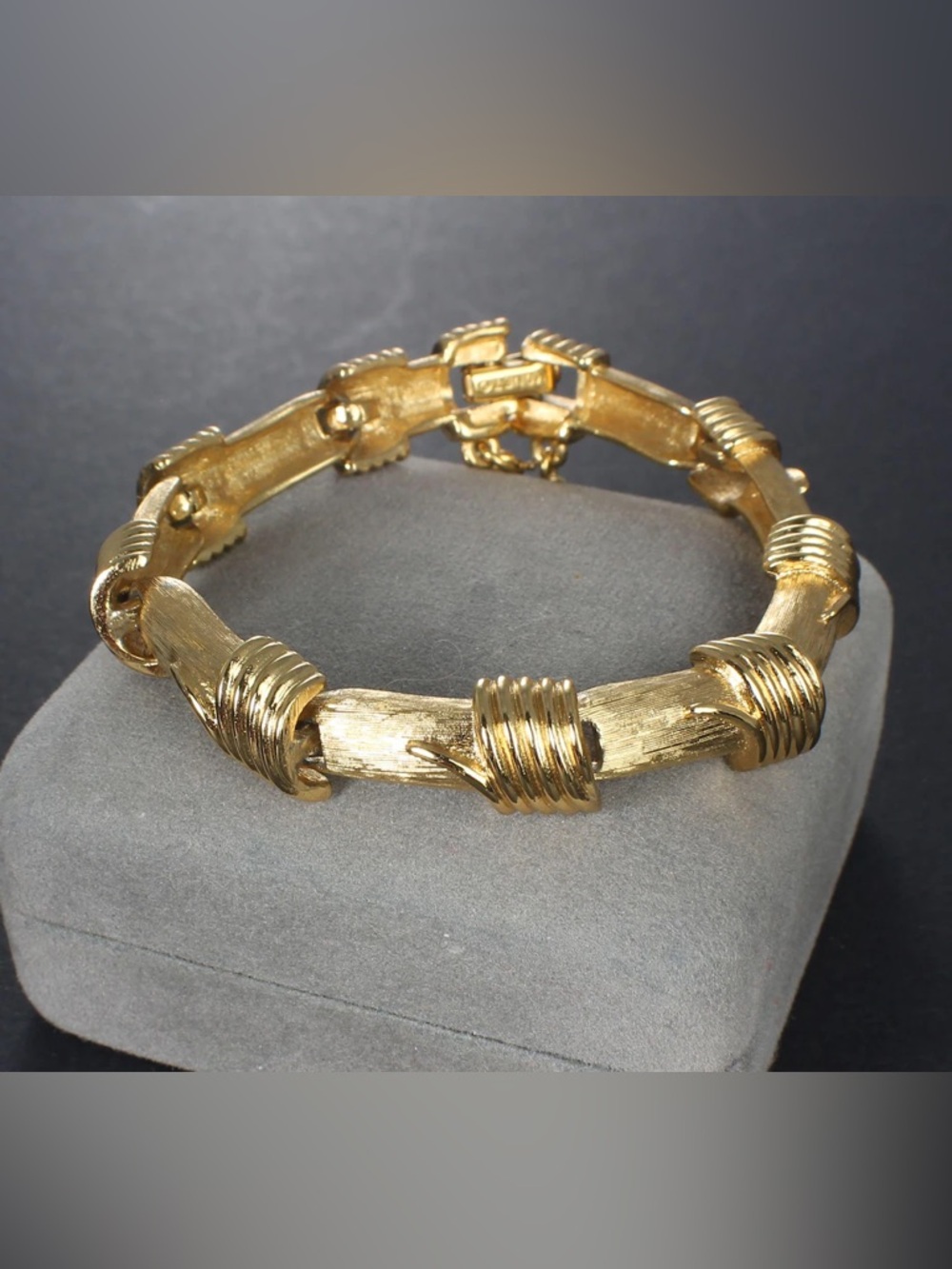 Vintage 1960s Monet gold tone bracelet chunky chain signed jewelry trifari 70s - Picture 5 of 5